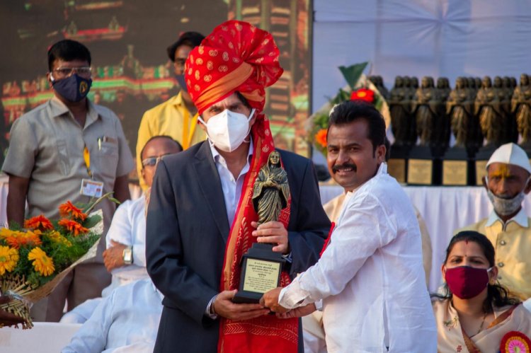 Group CEO Of Indiana Group, Prashant Hingorani felicitated in the presence of Sharad Pawar for the Supply of Essentials During the Pandemic